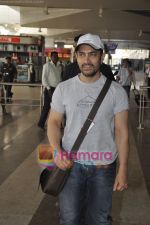 Aamir Khan returns from Dhobigh at Delhi Promotions in Airport, Mumbai on 14th Jan 2011 (15).JPG